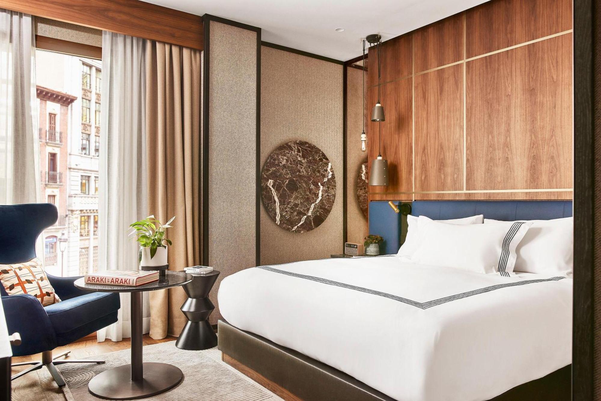 Zimmer mit Kingsize-Bett und Stadtblick