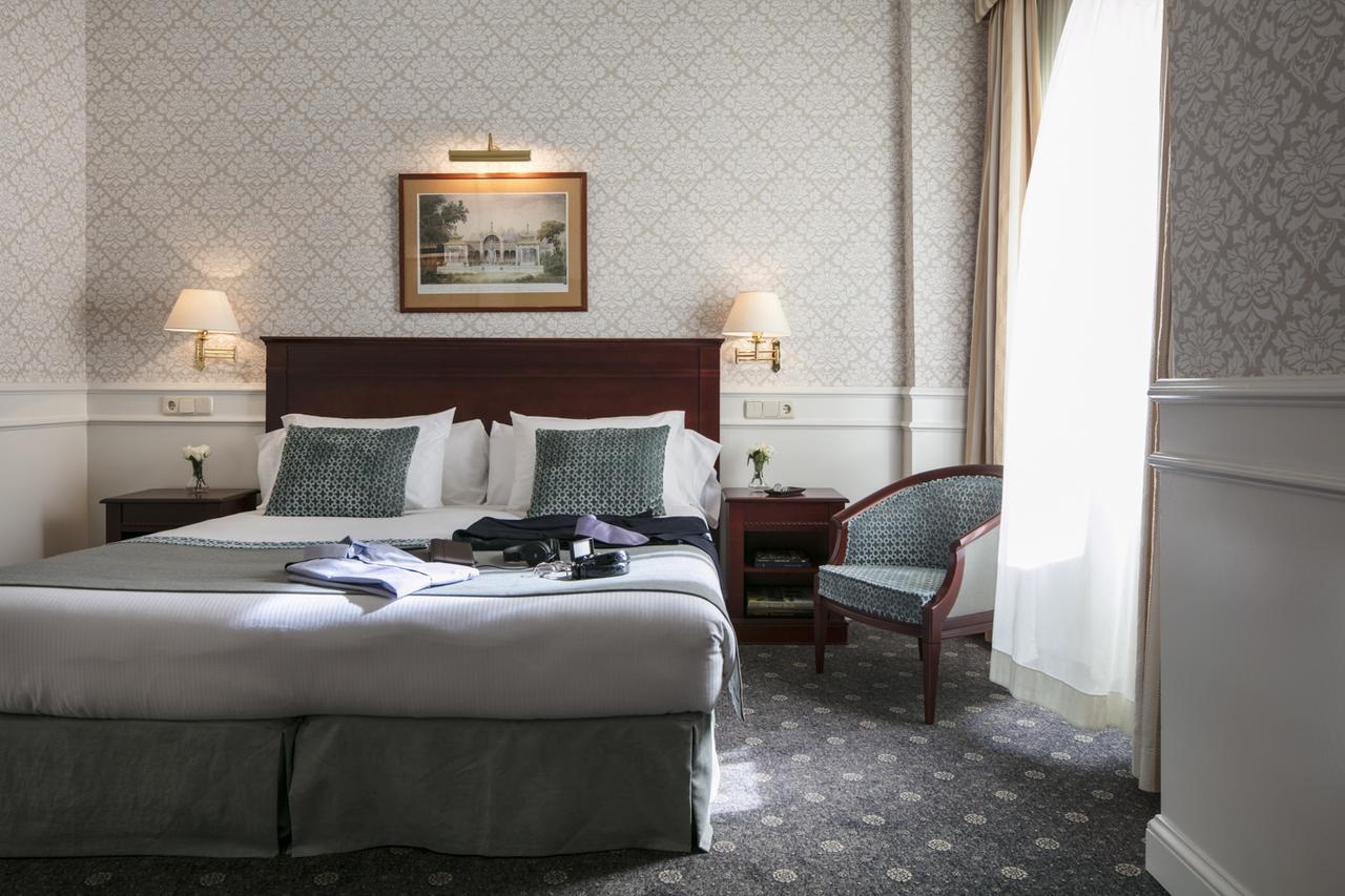 Doppel- oder Zweibettzimmer